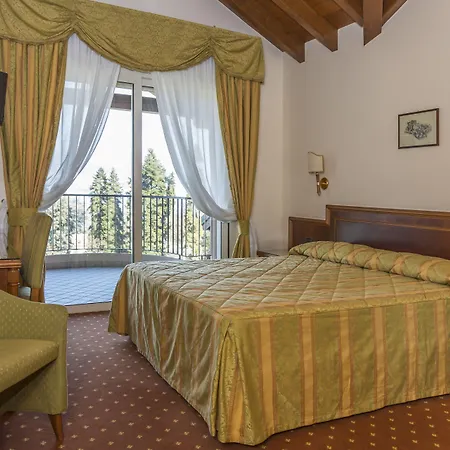 德拉托雷酒店 3*